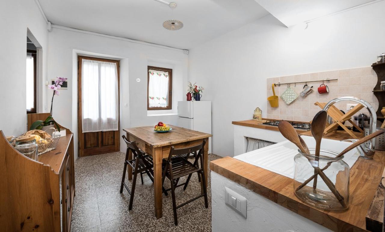 Al Vicolo Del Gallo Appartamento Varallo Bagian luar foto